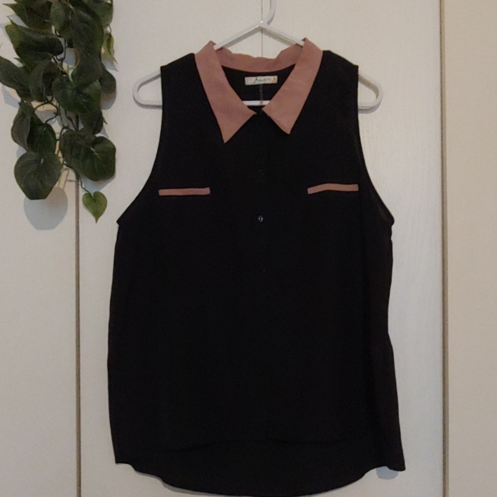 Sleeveless button up top